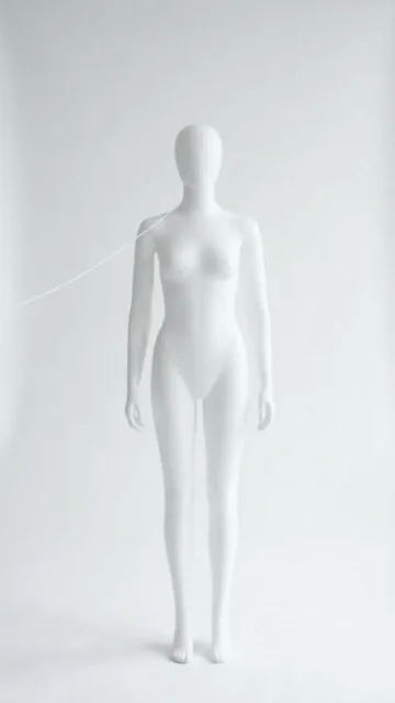 실로 짠 옷 — 의류 AI 광고 작업물 포스터
