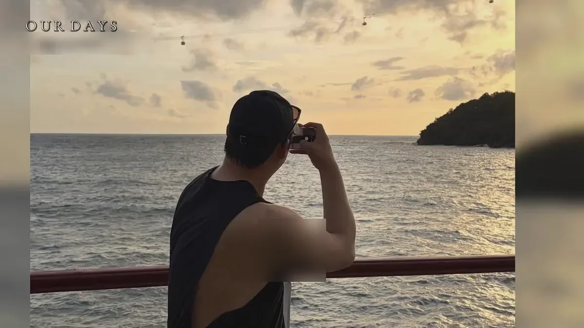 노을 진 바다를 배 난간에서 바라보며 사진을 찍는 남자의 뒷모습, 왼쪽 위에 OUR DAYS 장 제목이 있고 양옆은 같은 사진을 흐리게 채운 식전영상 화면
