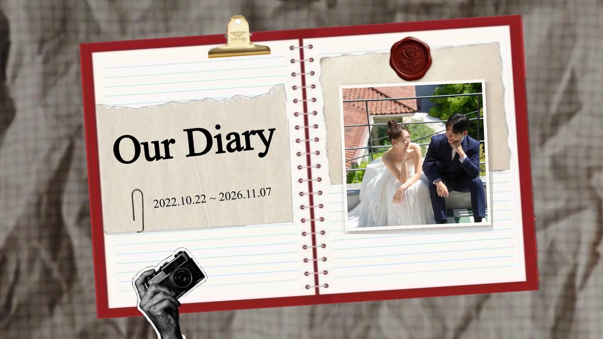 빨간 테두리 스프링 노트 왼쪽에 「Our Diary」 제목, 오른쪽에 웨딩 촬영 사진이 붙은 식중영상 표지 장면